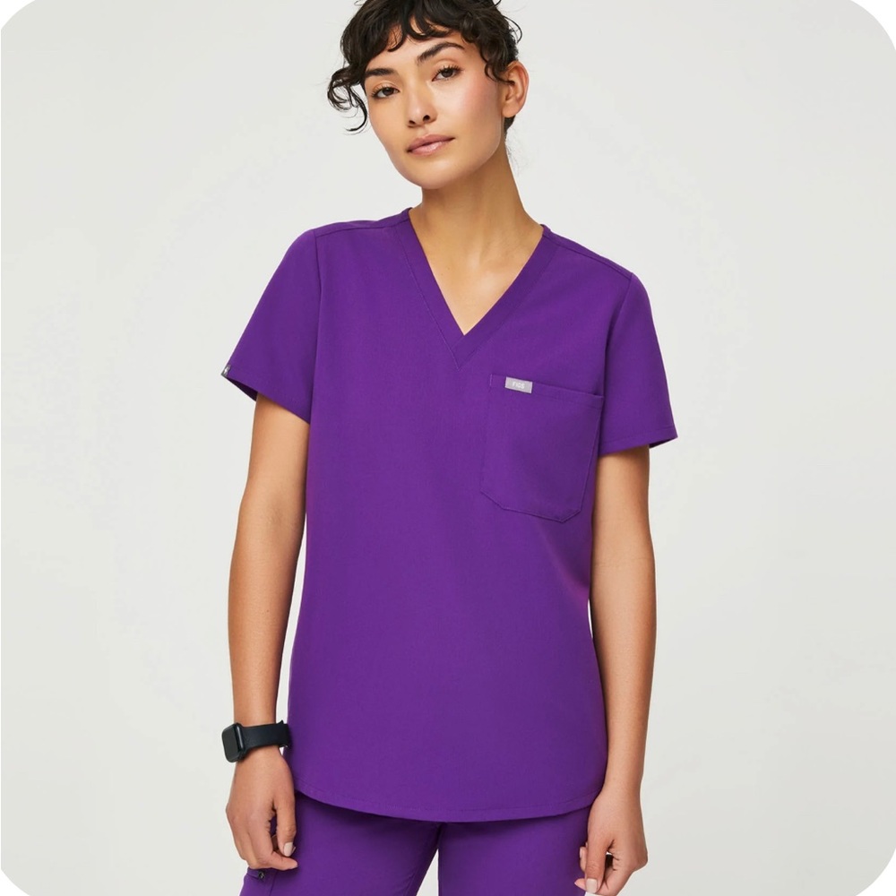 FIGS Women’s Magic Purple Catarina top and high waisted Joggers